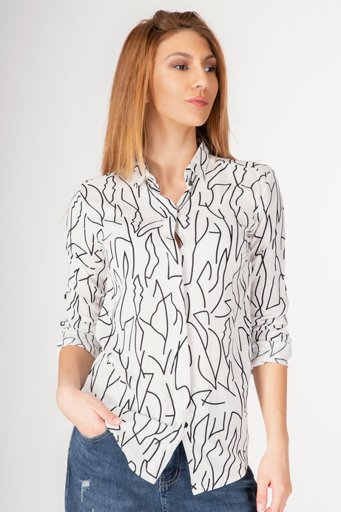 Дамска риза в бяло с черни абстрактни форми