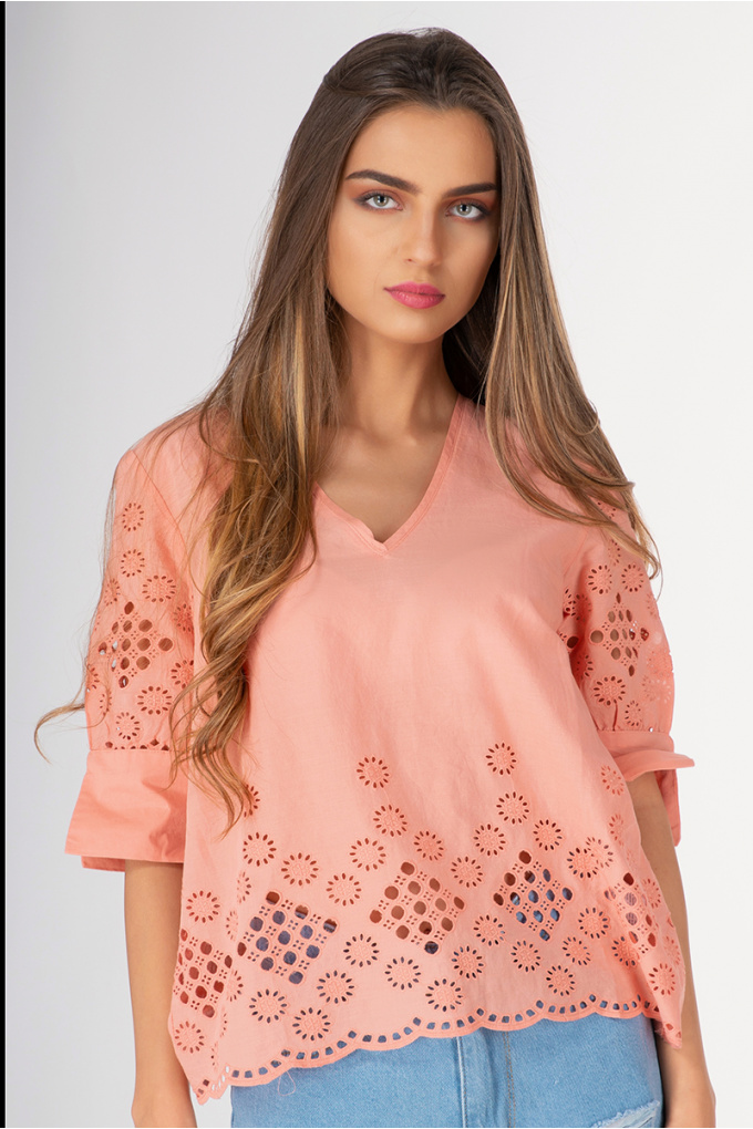 Дамска блуза с рязана бродерия в розово