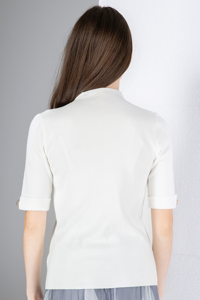 Дамска блуза с висока яка в бяло с маншет