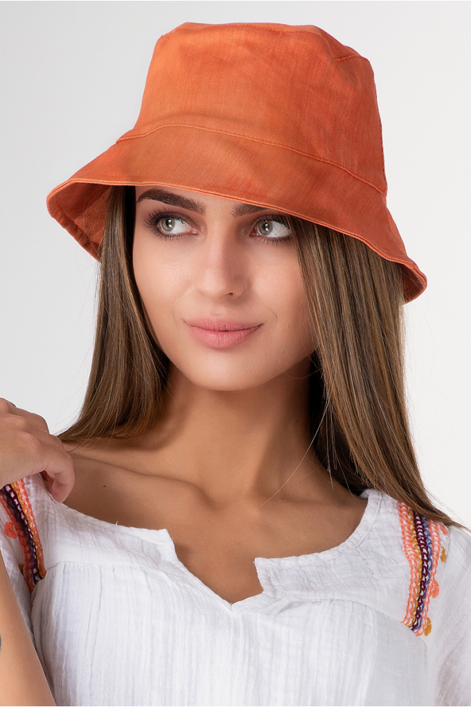 Дамска шапка с периферия в оранжево