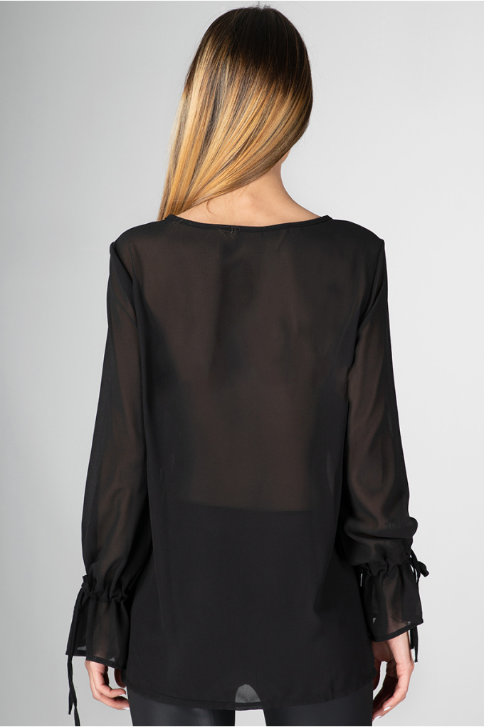 Блуза в черно с лъскава предна