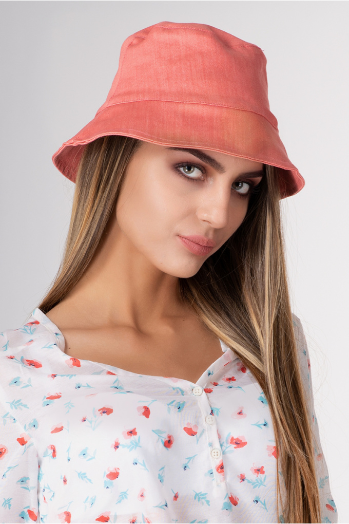 Дамска шапка с периферия в розово