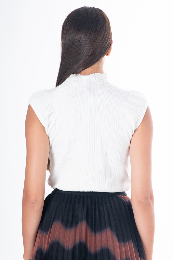 Дамска блуза полуполо от фино плетиво в бяло