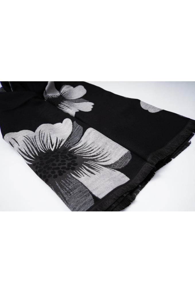 Дамски шал с кашмир в черно с принт цветя