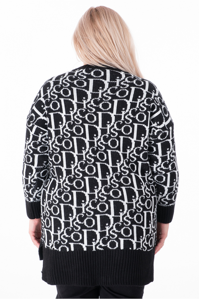 МАКСИ пуловер в черно с бели букви