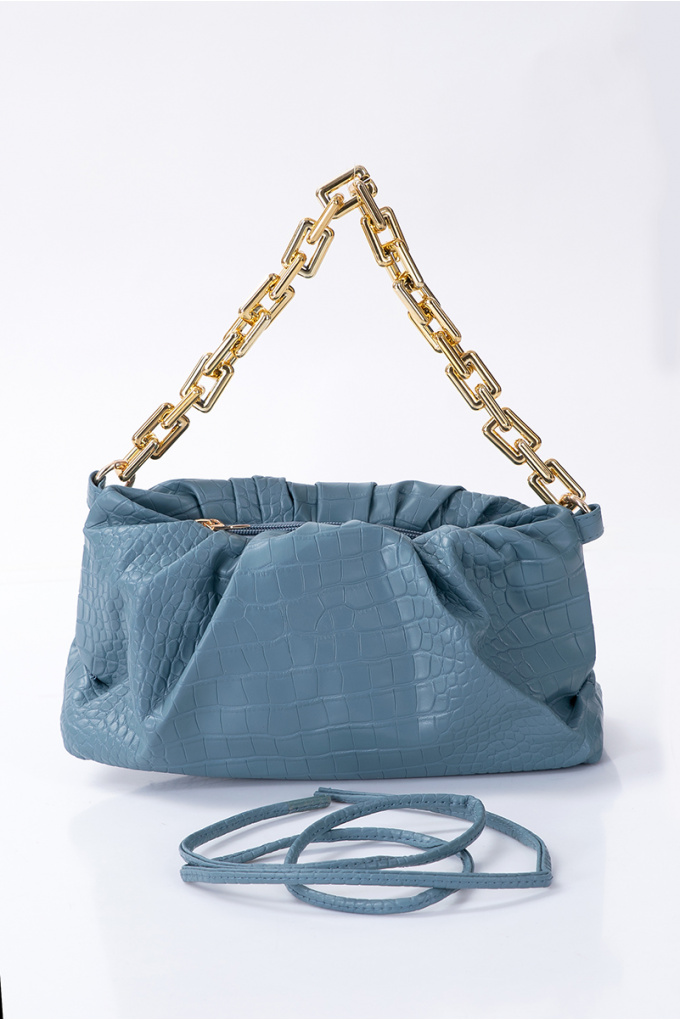 Малка дамска чанта в гълъбово синьо с къса дръжка от златен синджир