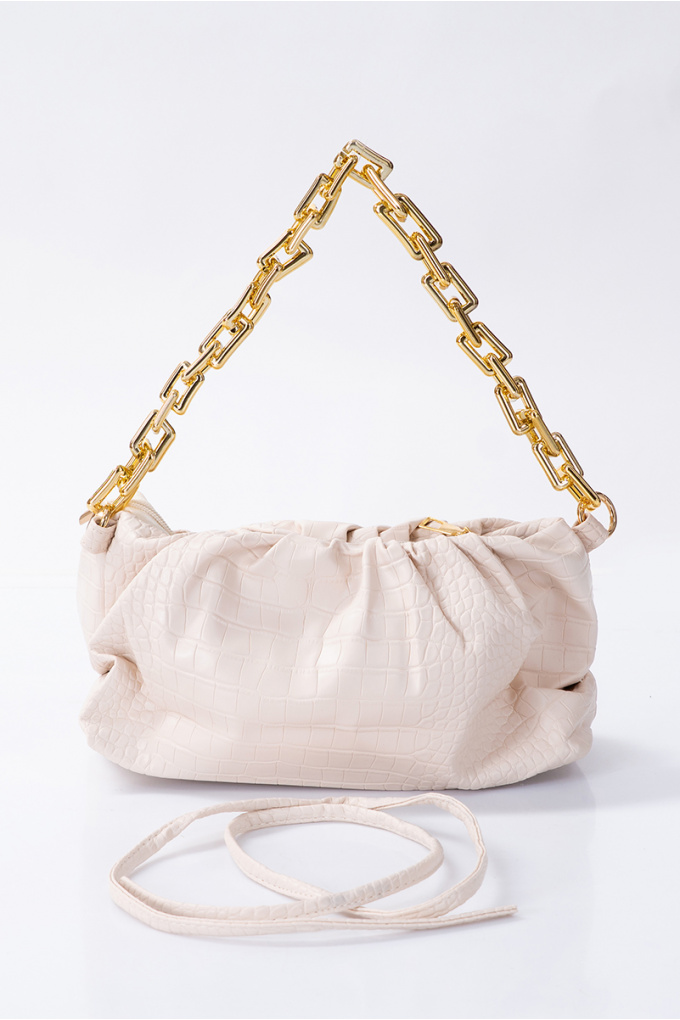 Малка дамска чанта в светлобежово с къса дръжка от златен синджир