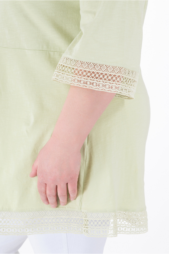 МАКСИ блуза в светлозелено с връзка на деколтето и рязана дантела