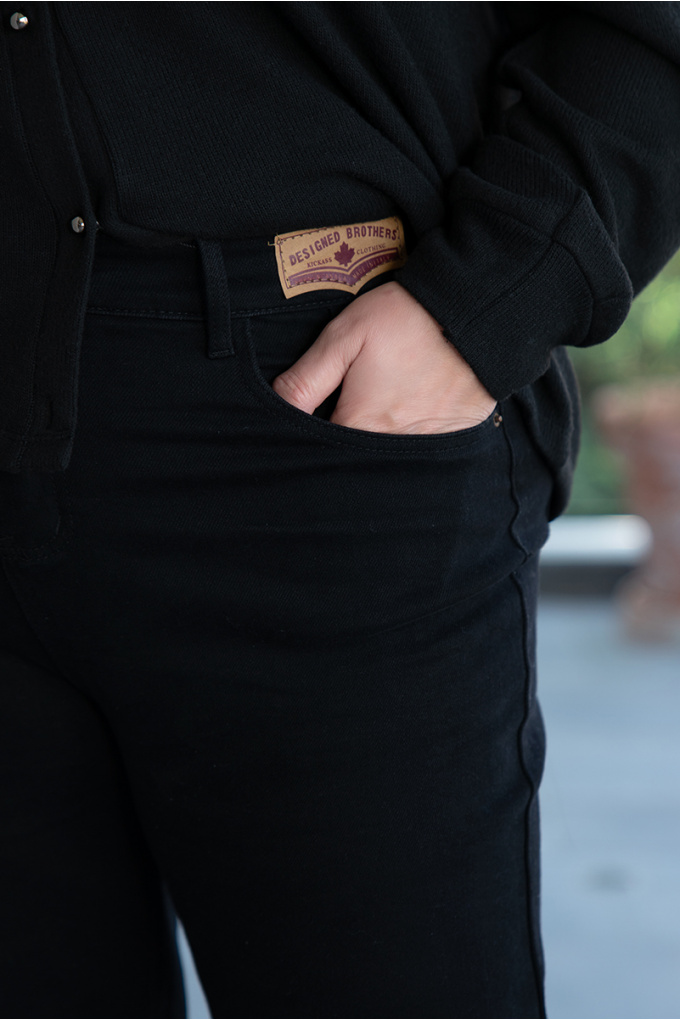 МАКСИ дънки в черно с ластик в талията и кафява емблема на колана