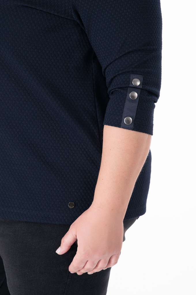 МАКСИ блуза в тъмносиньо със 7/8 ръкав и релефна материя