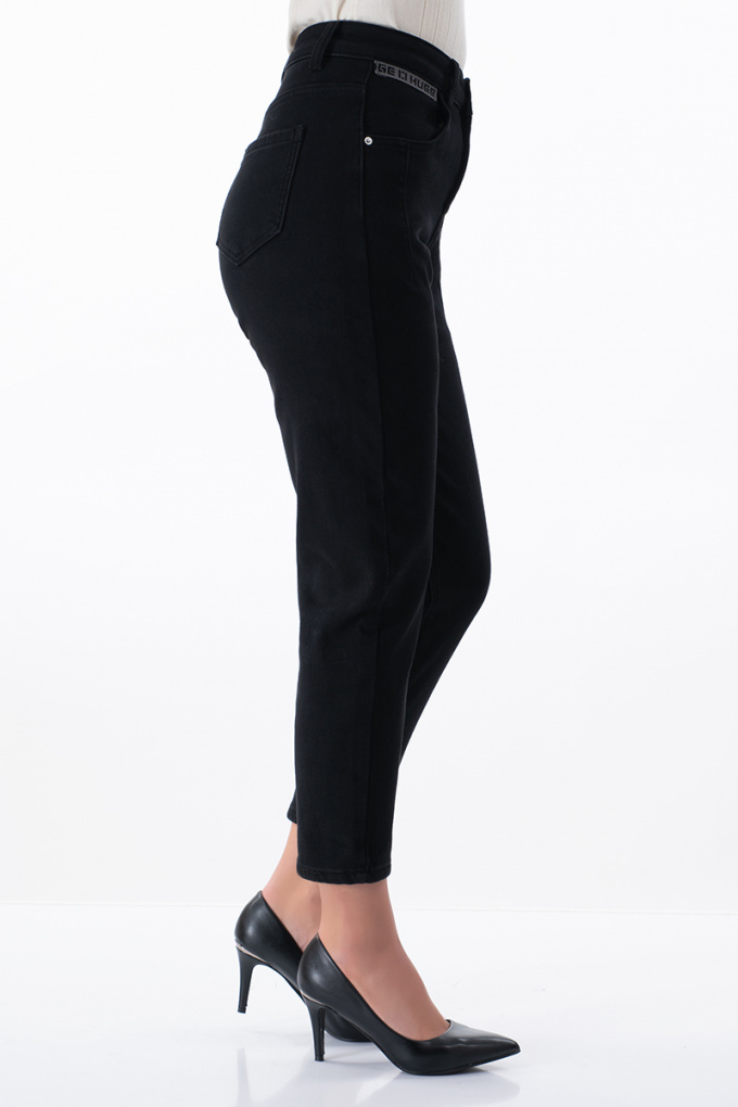 Дамски ватирани широки дънки в черно с вертикални шевове по дължината на джобовете