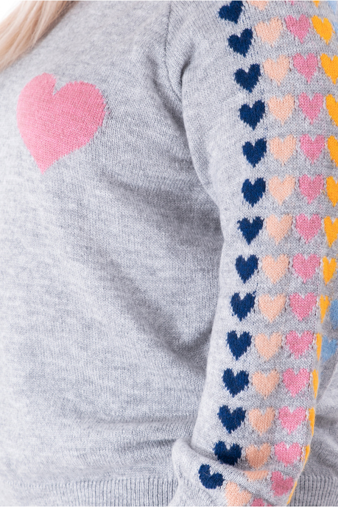 МАКСИ пуловер в сиво с цветни сърца на ръкавите