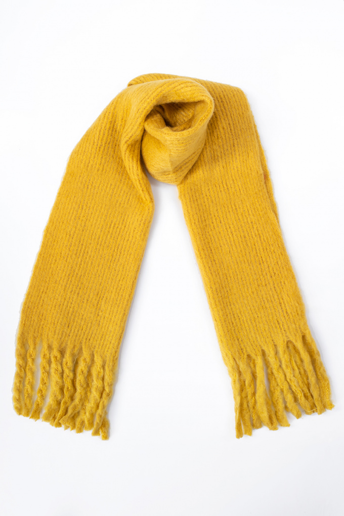 Дамски едноцветен шал в жълто с ресни