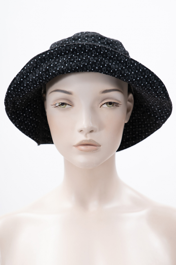 Дамска плътна шапка с периферия в черно с принт точки