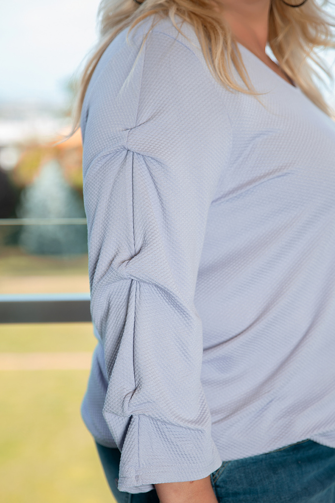 МАКСИ блуза в светлолилаво със 7/8 набран ръкав и релефна материя