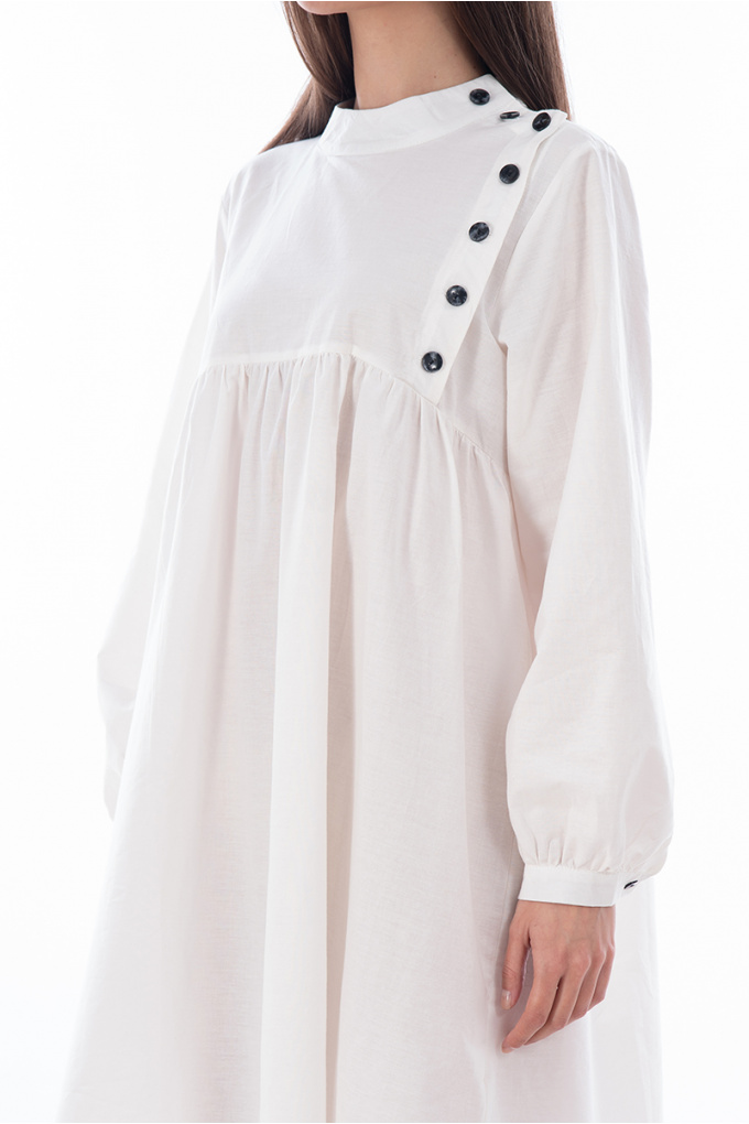 Широка рокля от памук в бяло със странично закопчаване с черни копчета
