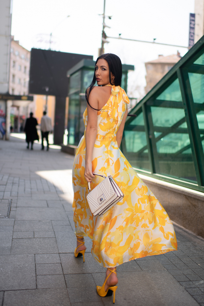 Сатенирана рокля с принт големи цветя в жълто