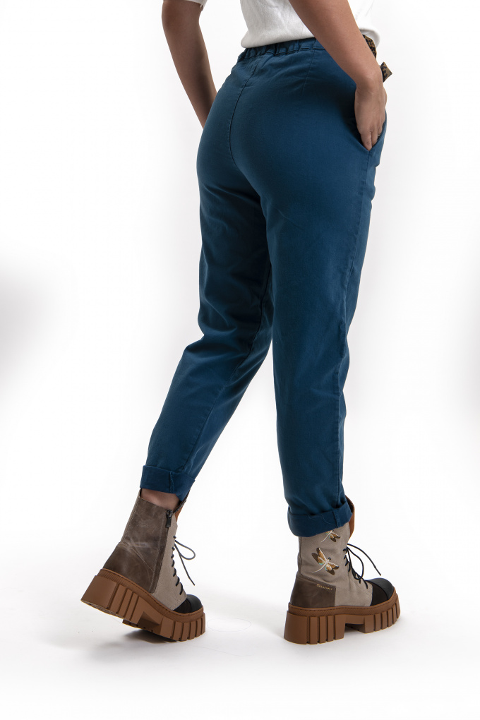 Дамски панталон от плътен памук в синьо с ластик в талията и цветен колан