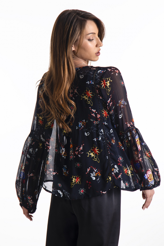Дамска блуза от шифон в черно, с връзка на деколтето и бродирани цветя