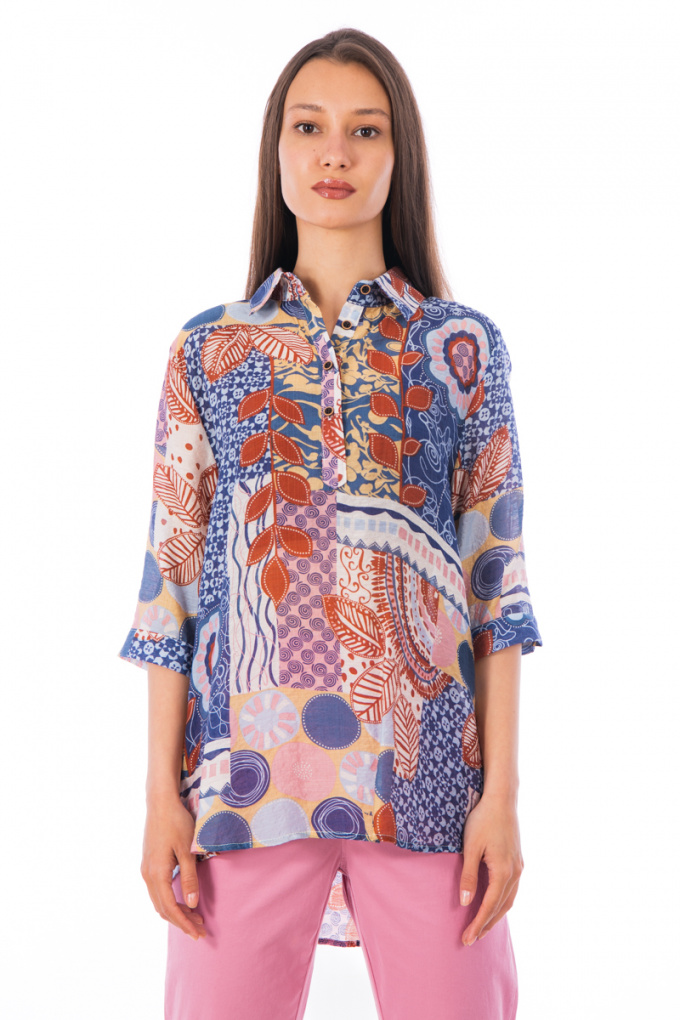 Дамска блуза от фина материя с принт цветя и кръгове в синьо и червено