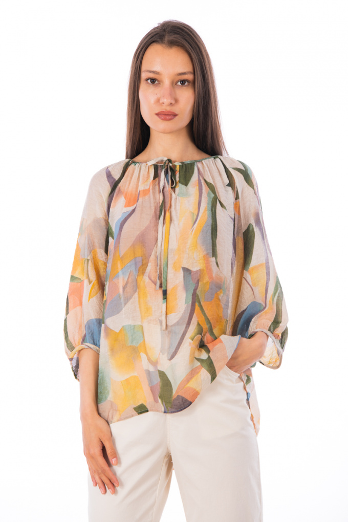Дамска блуза в бежово от фина материя с цветен акварелен принт