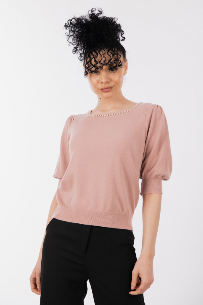 Дамска блуза от фино плетиво в розово с перли по деколтето