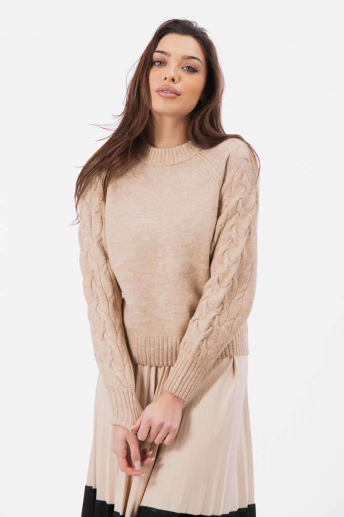 Дамски пуловер от едро плетиво в бежово с плитки по ръкавите