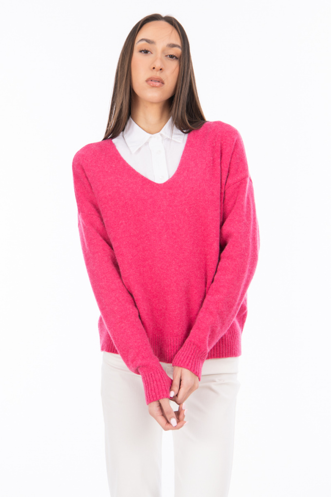 Дамски пуловер в цикламено розово с остро деколте