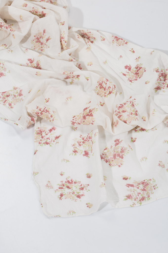 Фин шал в бяло на нежни розови цветчета