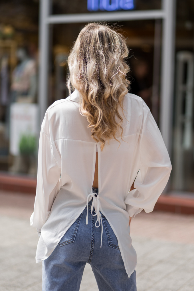 Дамска ефирна риза в бяло с ефектни връзки на гърба