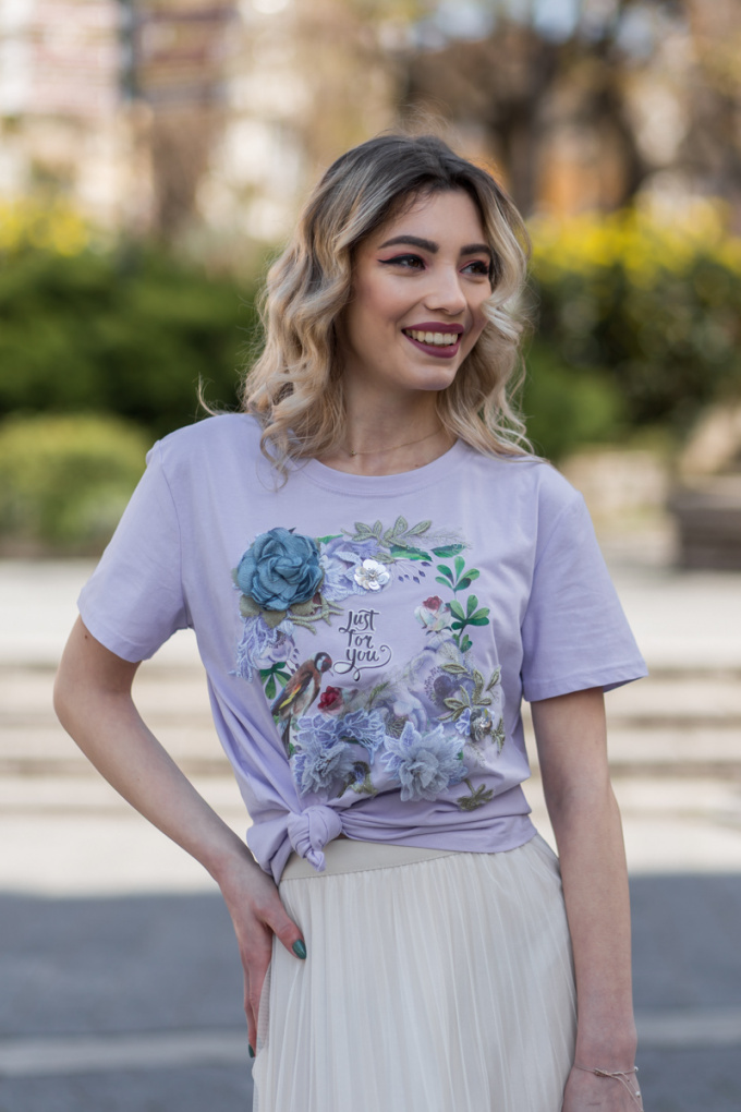 Дамска тениска в лилаво с щампа птица и 3Д цветя с тюл и пайети