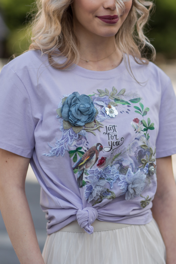Дамска тениска в лилаво с щампа птица и 3Д цветя с тюл и пайети