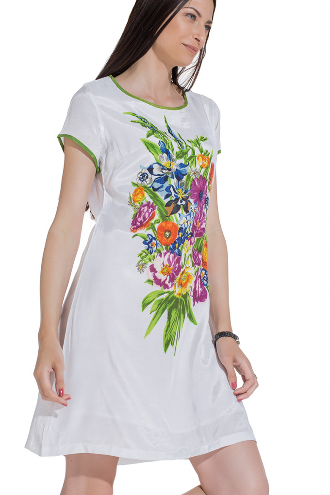 Ефектна рокля в бяло с принт цветя
