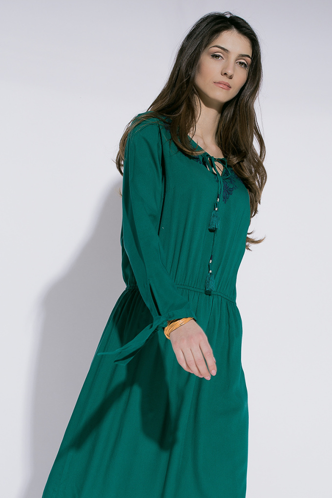 Дамска рокля в петролен цвят с етно-бродерия и връзки