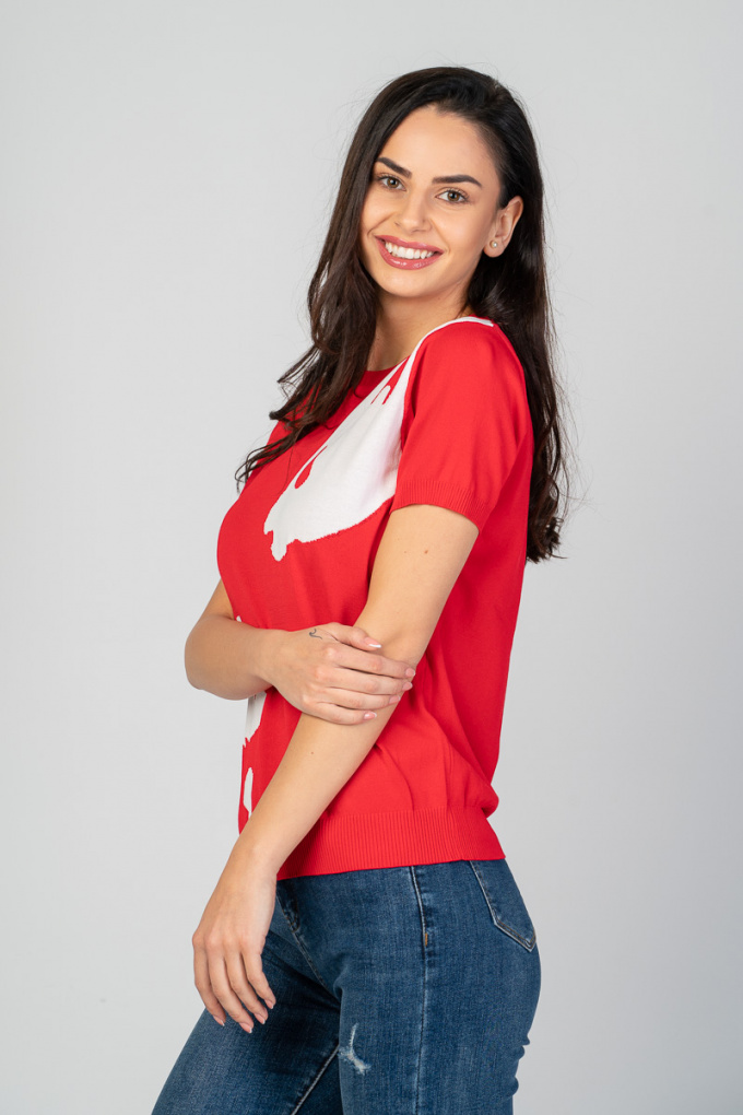 Дамска блуза в червено и бяло от фино плетиво