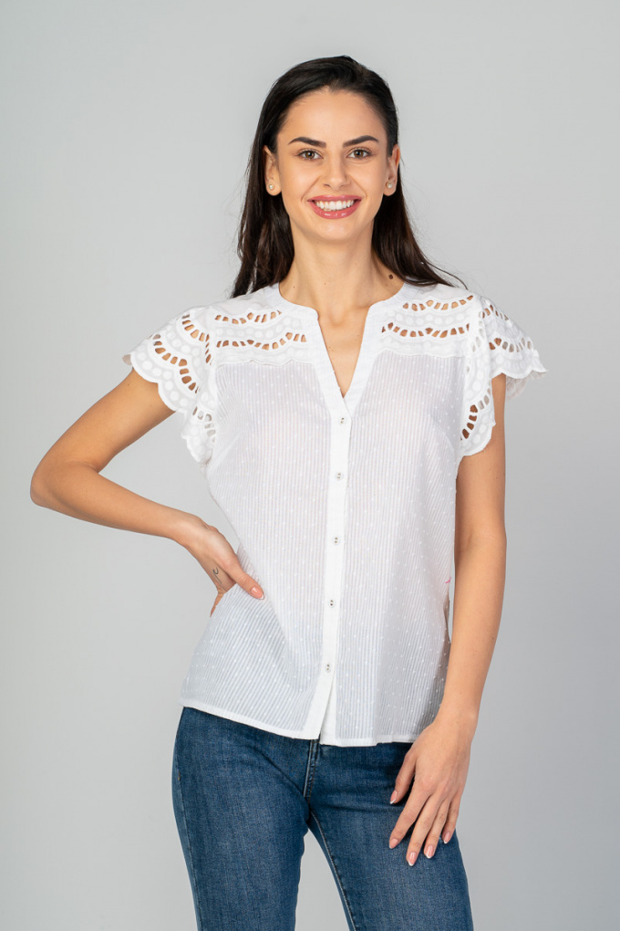 Дамска блуза от памук в бяло с харбали на ръкава и рязана бродерия