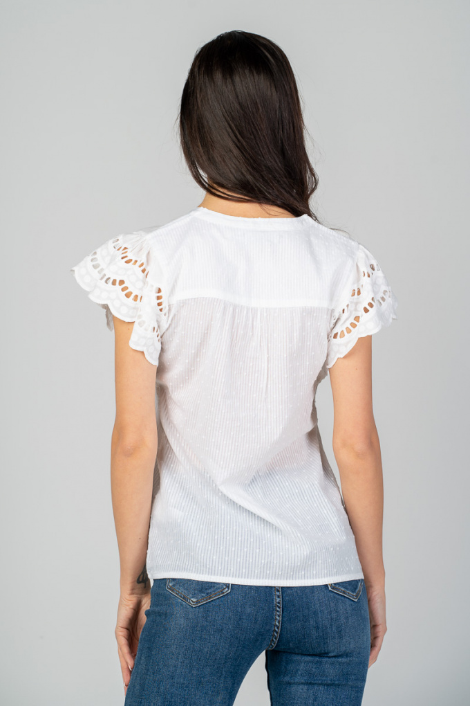 Дамска блуза от памук в бяло с харбали на ръкава и рязана бродерия
