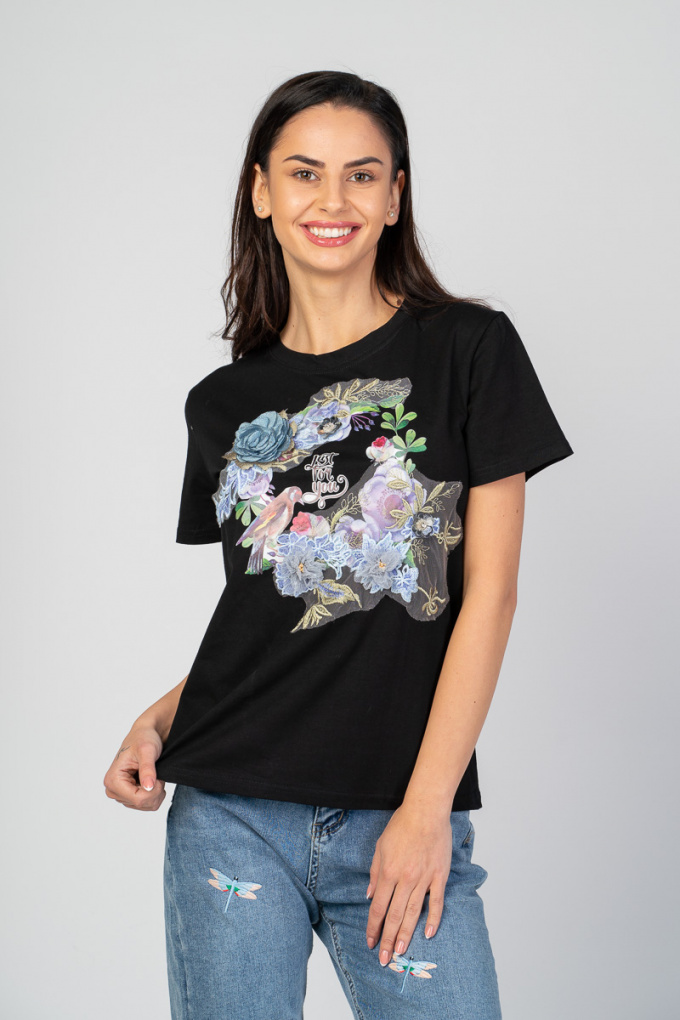 Дамска тениска в черно с щампа птица и 3Д цветя с тюл и пайети