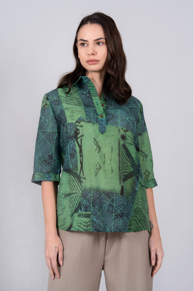 Дамска блуза от фина материя с копчета и принт в тъмно зелено