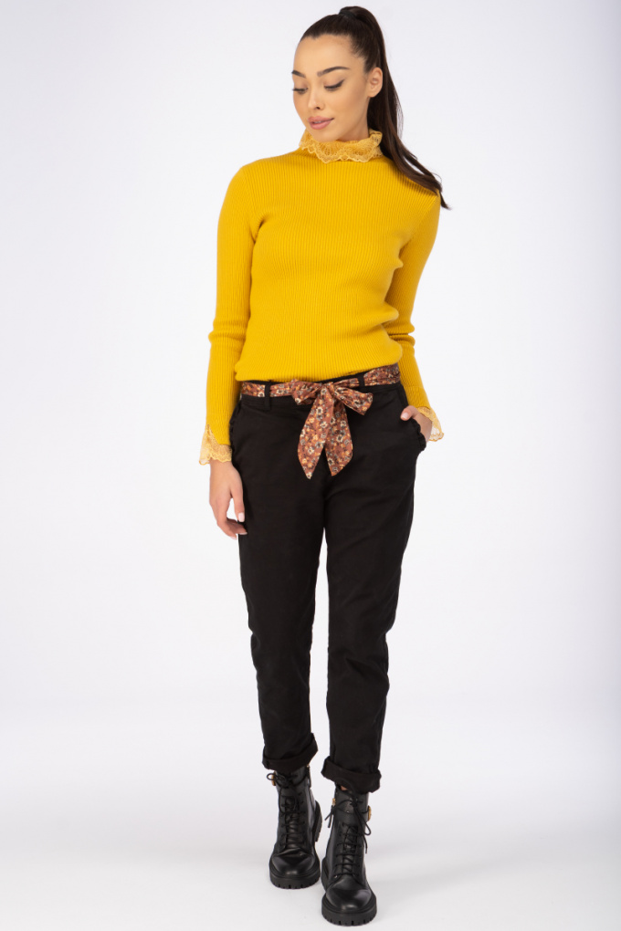 Дамски пуловер в жълто от фино плетиво с дантелено поло