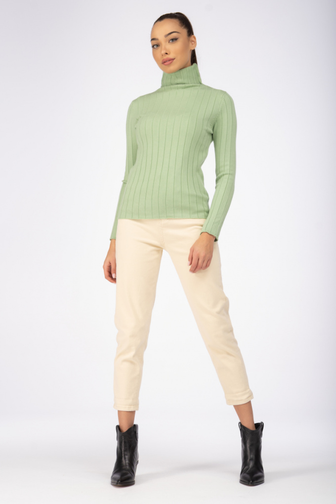 Дамски пуловер с поло яка от фино плетиво в светлозелено
