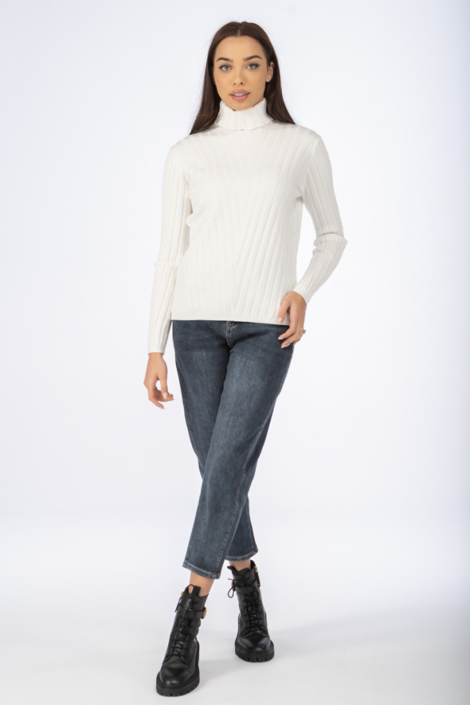 Дамски пуловер с поло яка от фино плетиво в бяло