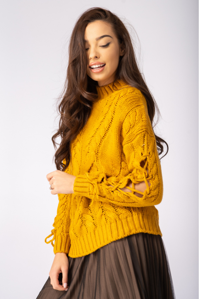 Дамски плетен пуловер в жълто с връзки на ръкавите