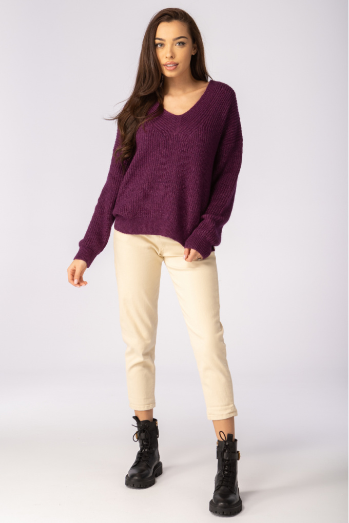Дамски дебел пуловер в лилаво със остро деколте