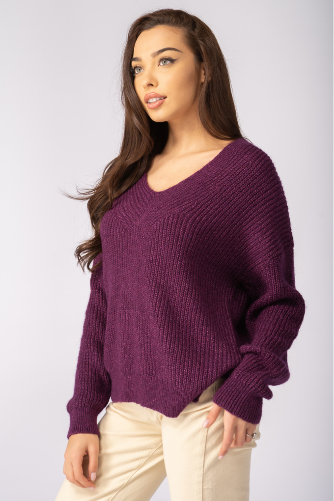 Дамски дебел пуловер в лилаво със остро деколте