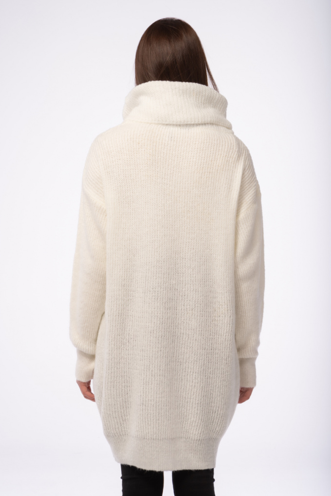 Дамски оувърсайз пуловер в бяло със широка падаща поло яка