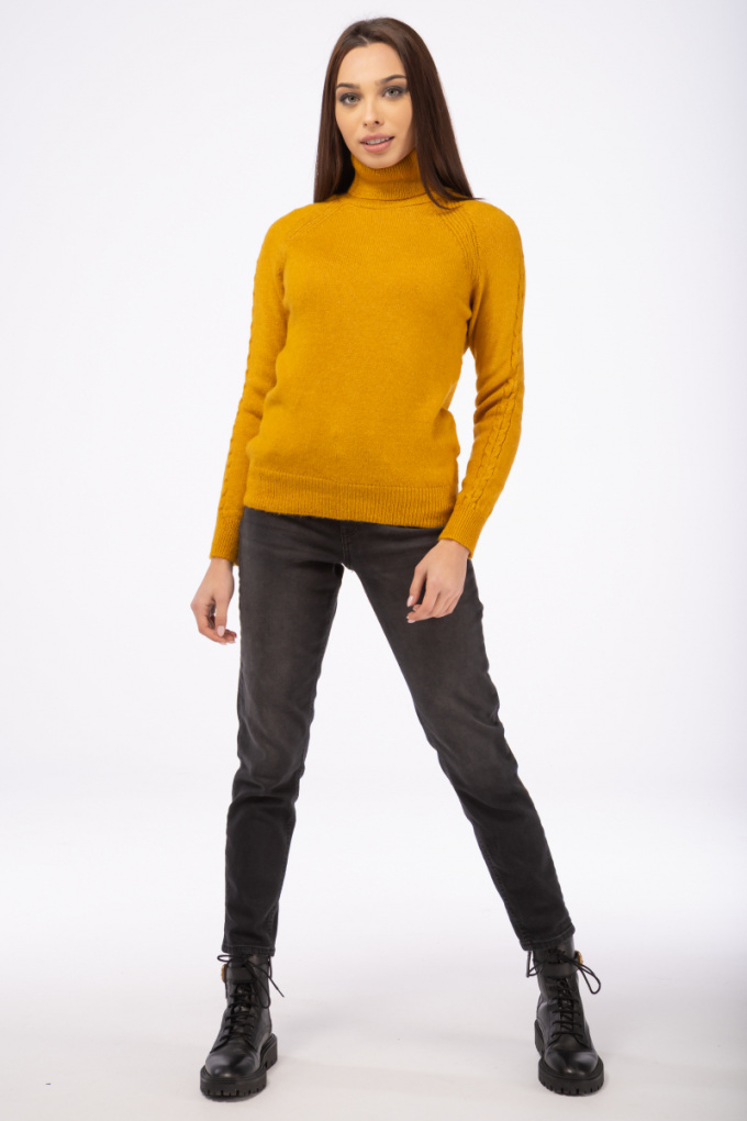 Дамски мек пуловер в цвят горчица с поло яка и плитка на ръкава