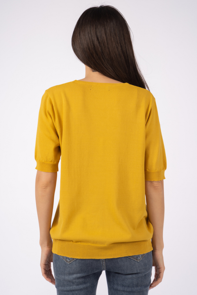 Дамска блуза в жълто с остро деколте и вертикален кант с камъни