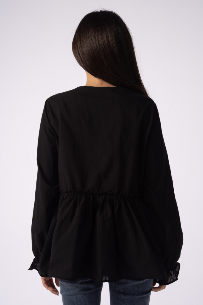 Дамска блуза в черно с рязана бродерия и копчета