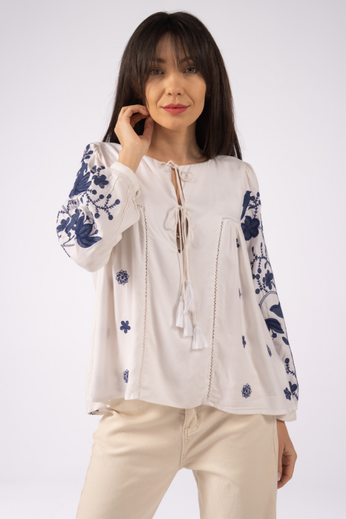 Дамска блуза в етно стил в бяло със сини бродирани цветя